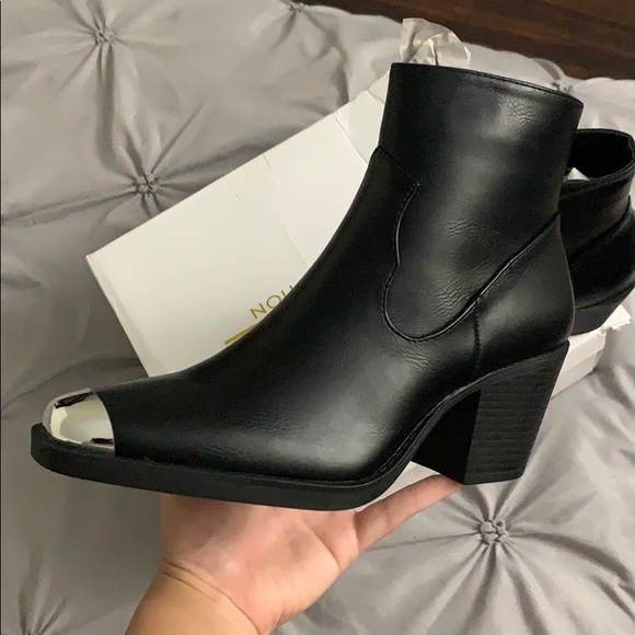 Boohoo Shoes - ONE LEFT! SIZE 8   Black Metal Toe Western Boot
